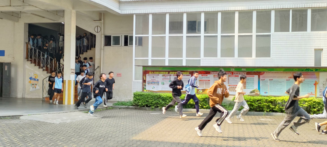 校园消防演练 | 居安思危鸣警钟，防患未“燃”践于行