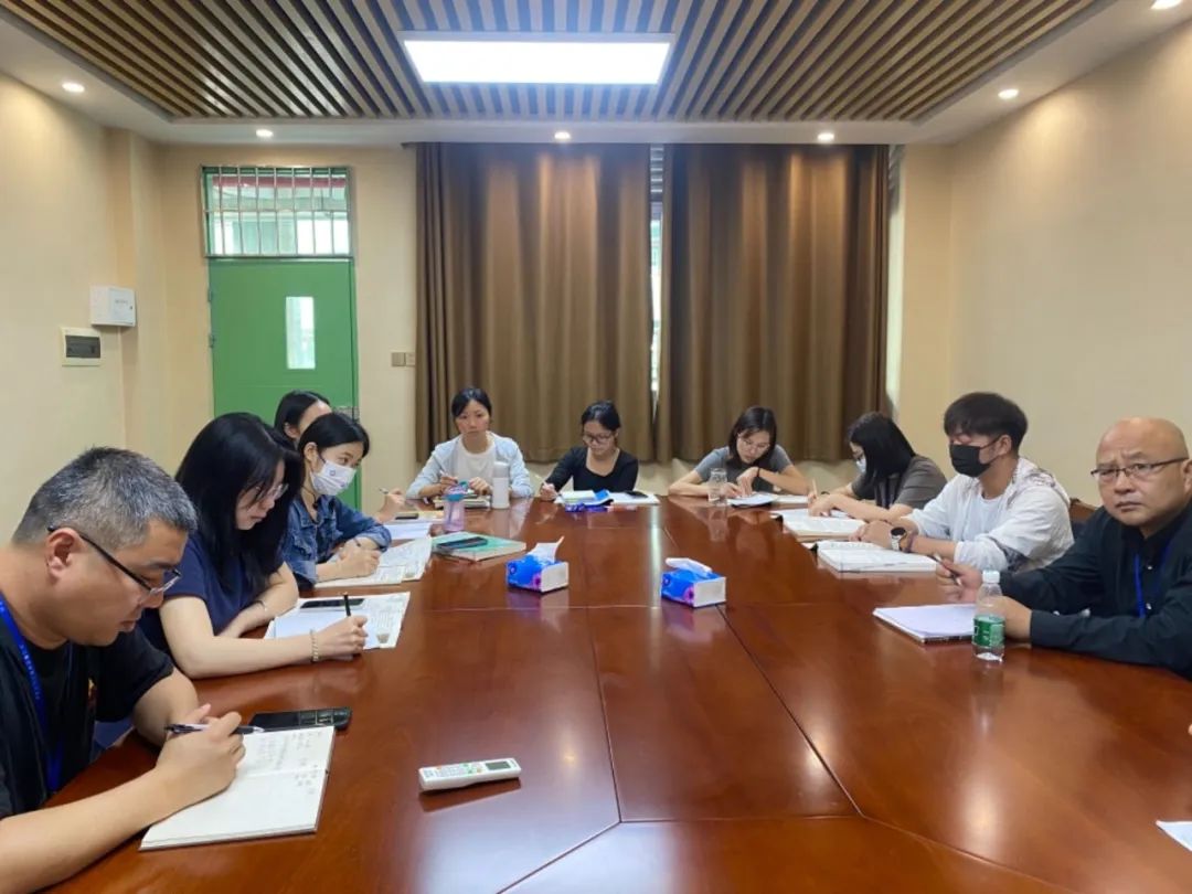 展课堂风采，促教师成长---记学校语文教研组4月份公开课教研活动