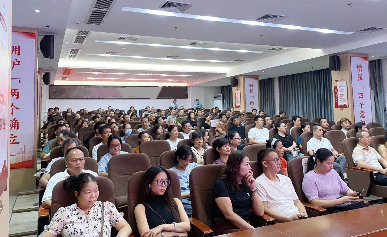 家校携手，共筑成才之路——2025届高三家长会圆满举行