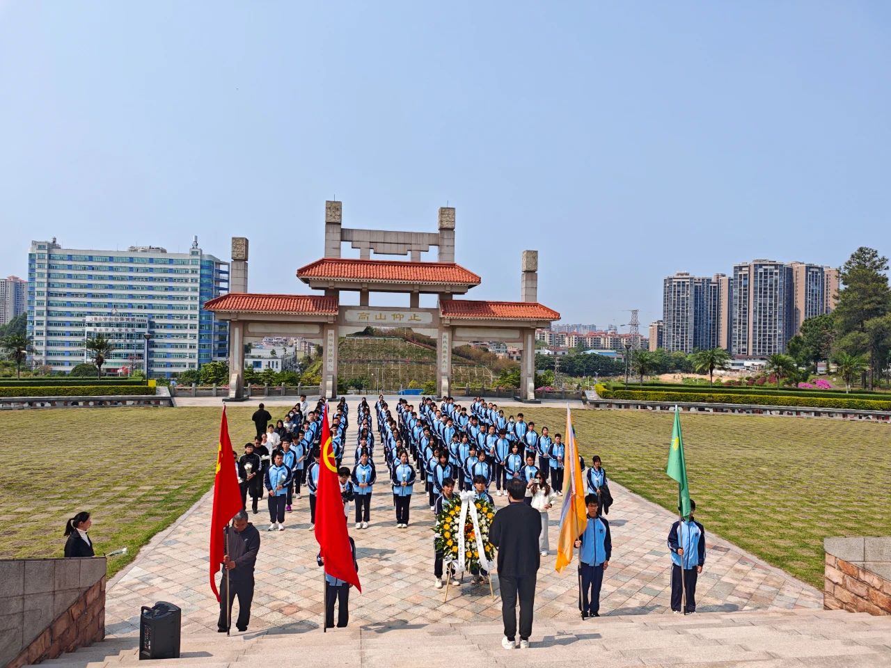 缅怀革命先烈 赓续红色血脉---我校师生赴鹤山市烈士陵园开展清明祭扫活动